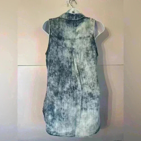 Cloth & Stone Sleeveless Chambray
Button Down Size Small Like New - Picture 12 of 13